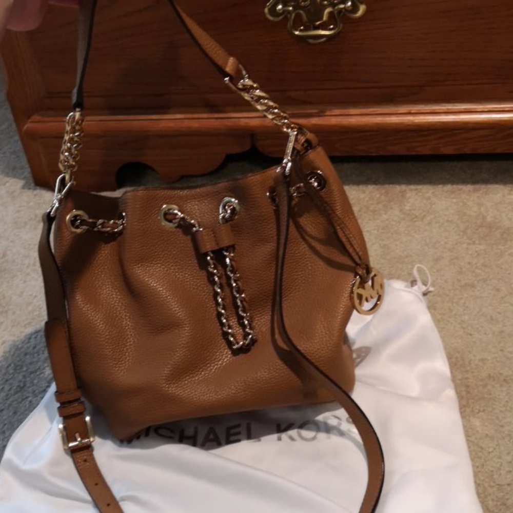 Michael Kors Frankie Bucket Chain Drawstring bag